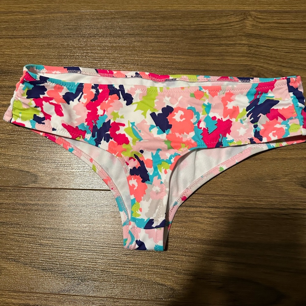 Bikini - Picture 2 of 2